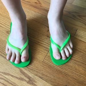 NEW Havaianas in lime green slim strap sandal